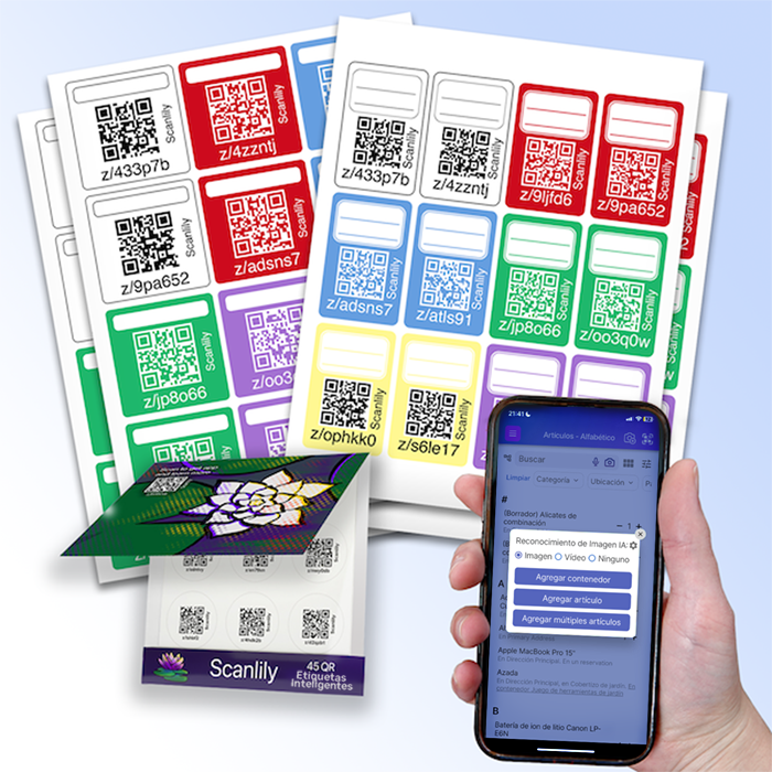 Paquete variado de pegatinas de etiquetas QR de Scanlily e imágenes de una mano sosteniendo un dispositivo móvil con la aplicación Scanlily en ejecución