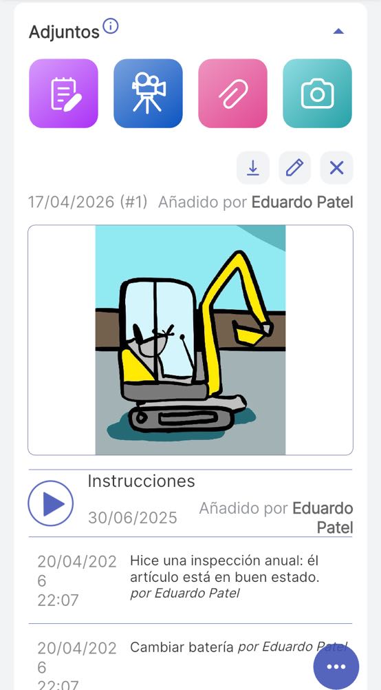 Ejemplo de una sección de Archivos adjuntos que muestra múltiples tipos de archivos adjuntos
