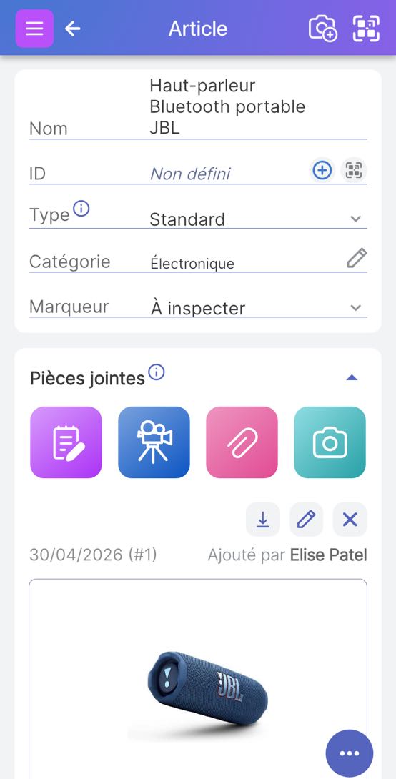 Image montrant la barre des pièces jointes avec les options pour ajouter des notes, des enregistrements vocaux, des photos ou d'autres pièces jointes.