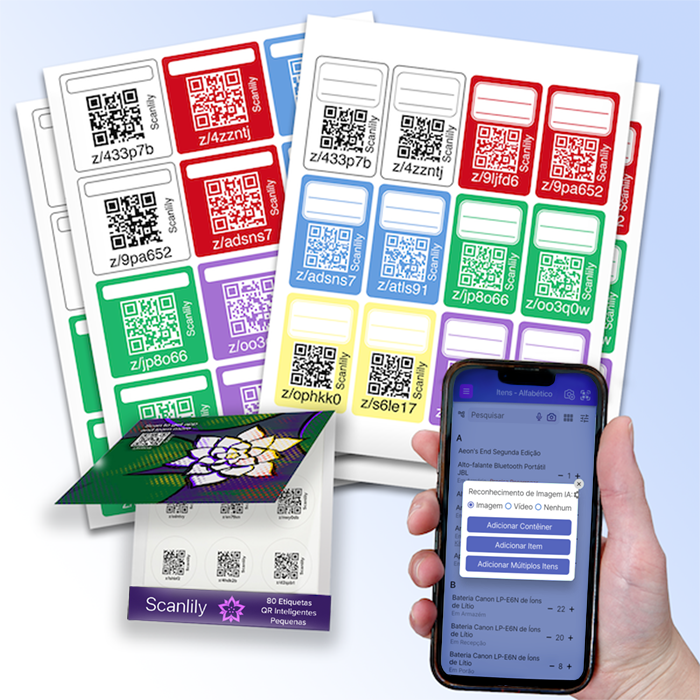 Pacote variado de etiquetas QR do Scanlily e imagens de uma mão segurando um dispositivo móvel com o aplicativo Scanlily em execução