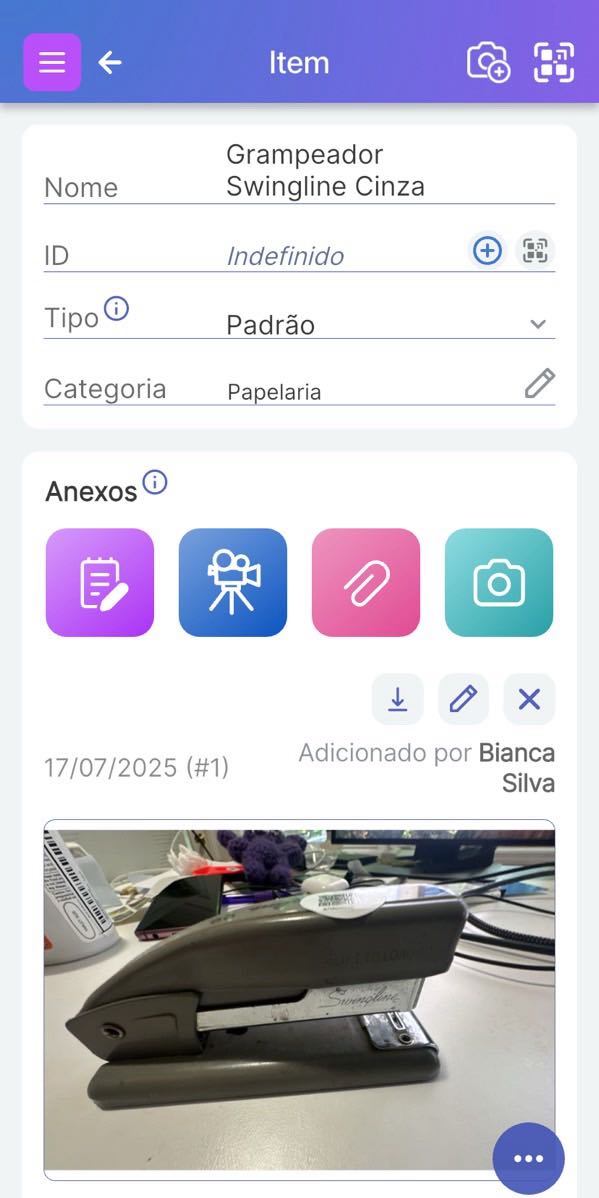 Imagem mostrando a barra de anexos com opções para adicionar notas, gravações de voz, fotos ou outros anexos
